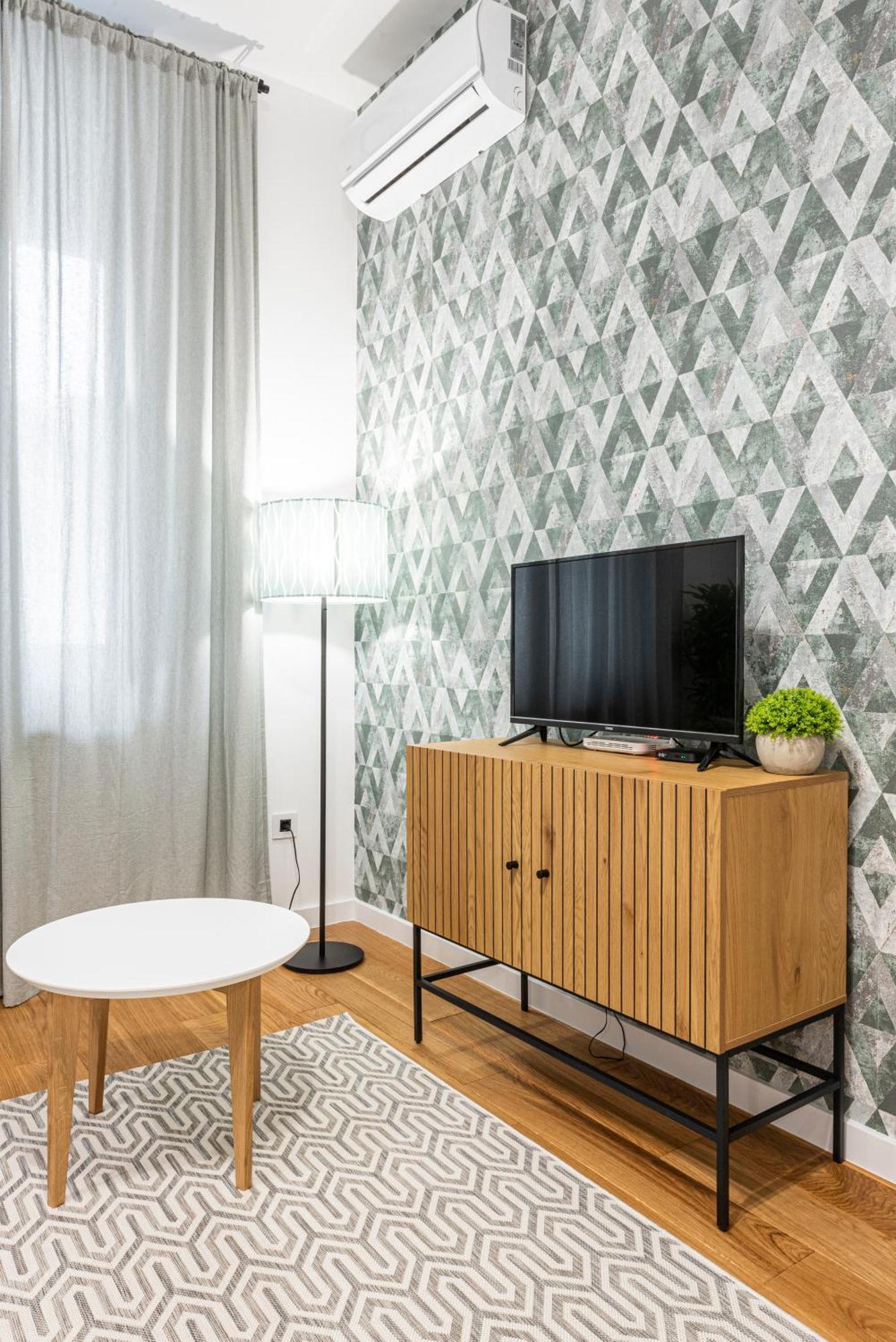 Vertigo One Bedroom Apartment - Free Private Parking-Fast Wi-Fi Novi Sad Esterno foto